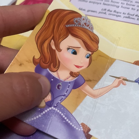 4 Disney Book Bundle - Picture 4 of 6